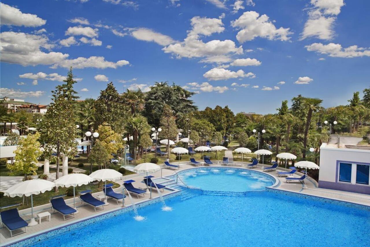 Grand Hotel Trieste & Victoria Abano Terme Bagian luar foto The swimming pool at the hotel