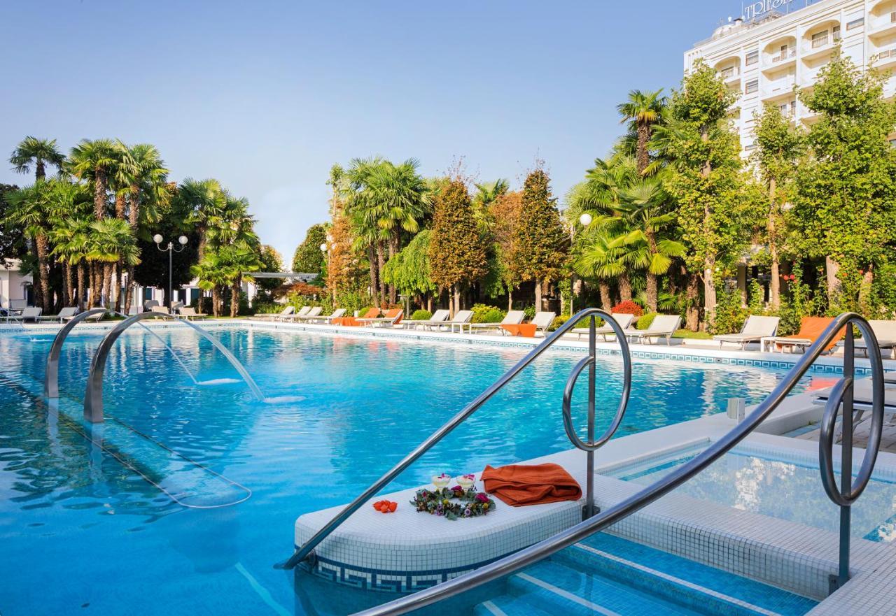 Grand Hotel Trieste & Victoria Abano Terme Bagian luar foto The swimming pool at the hotel