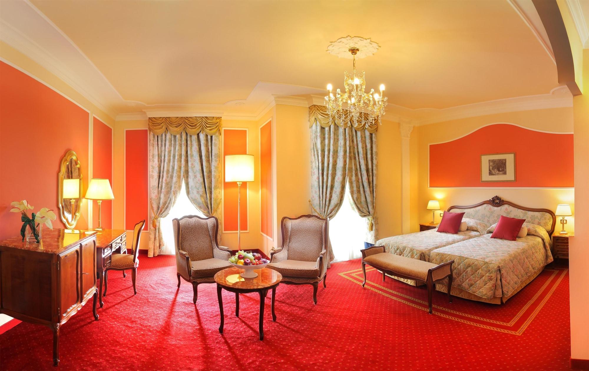 Grand Hotel Trieste & Victoria Abano Terme Bagian luar foto A suite at the Hotel de l'Europe