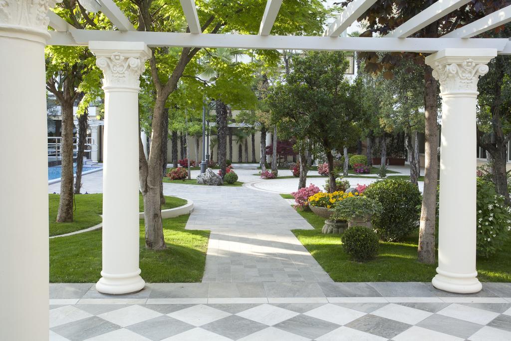 Grand Hotel Trieste & Victoria Abano Terme Bagian luar foto The campus of the University of Nicosia
