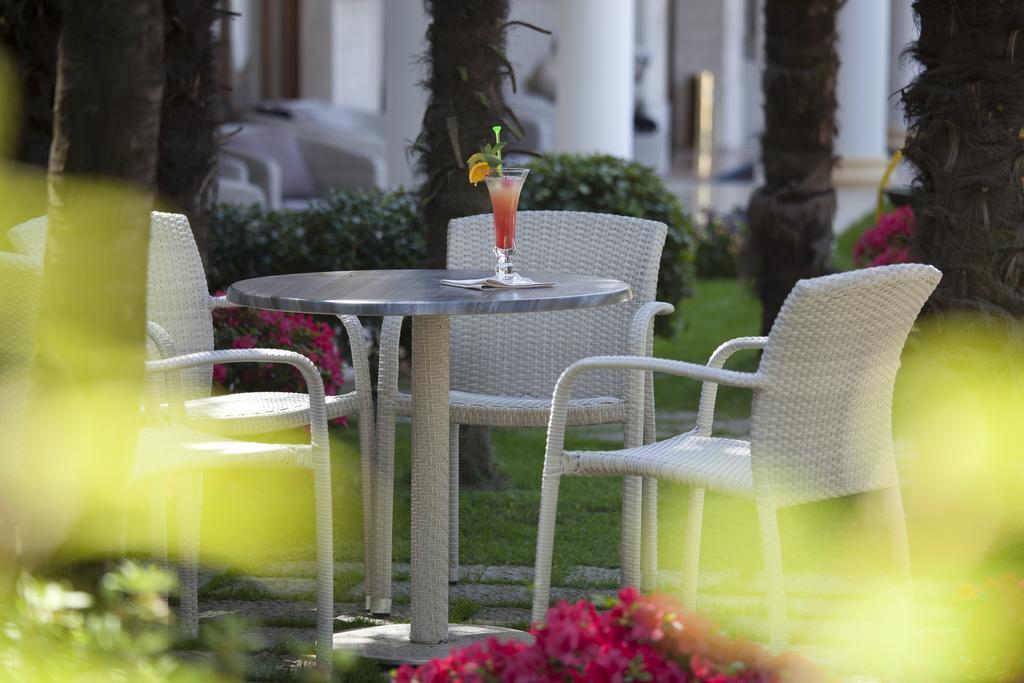 Grand Hotel Trieste & Victoria Abano Terme Bagian luar foto Hotel's garden