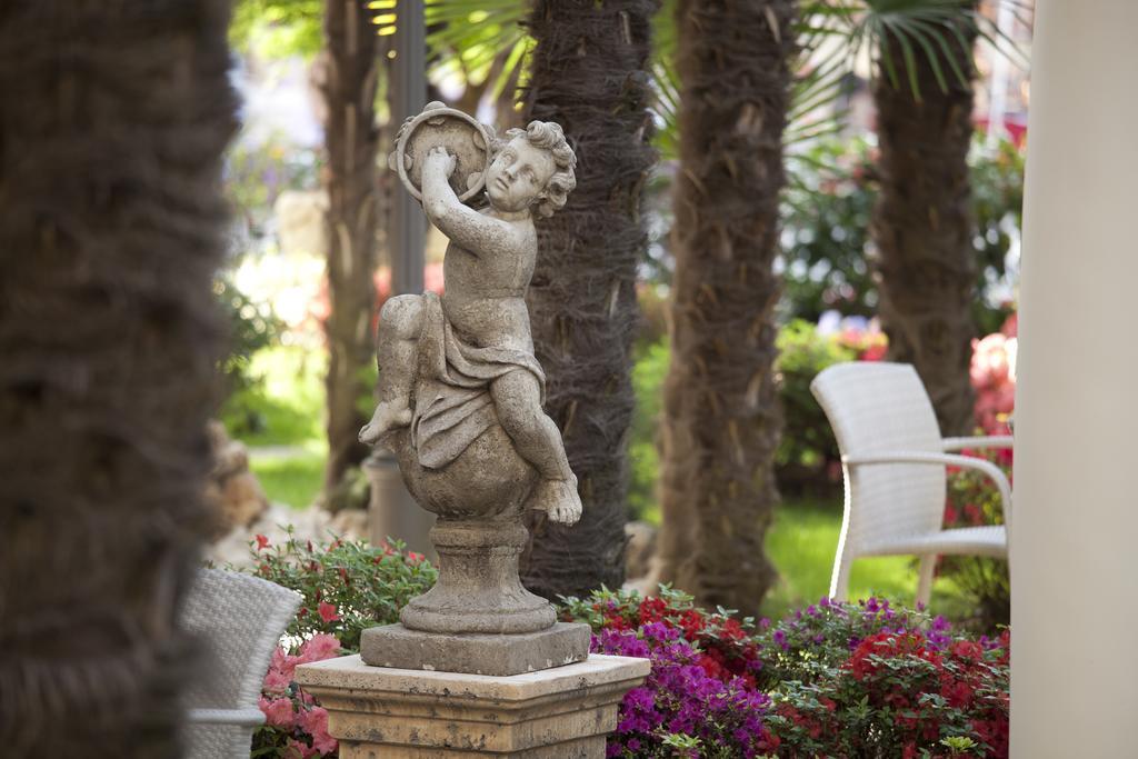 Grand Hotel Trieste & Victoria Abano Terme Bagian luar foto A statue in the garden