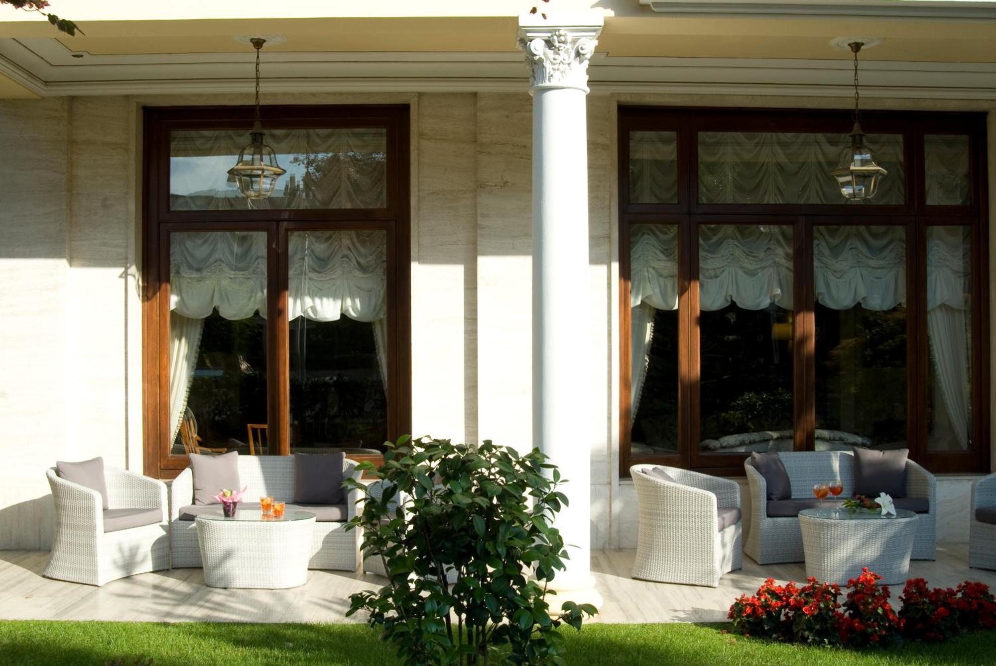 Grand Hotel Trieste & Victoria Abano Terme Bagian luar foto The veranda of the hotel