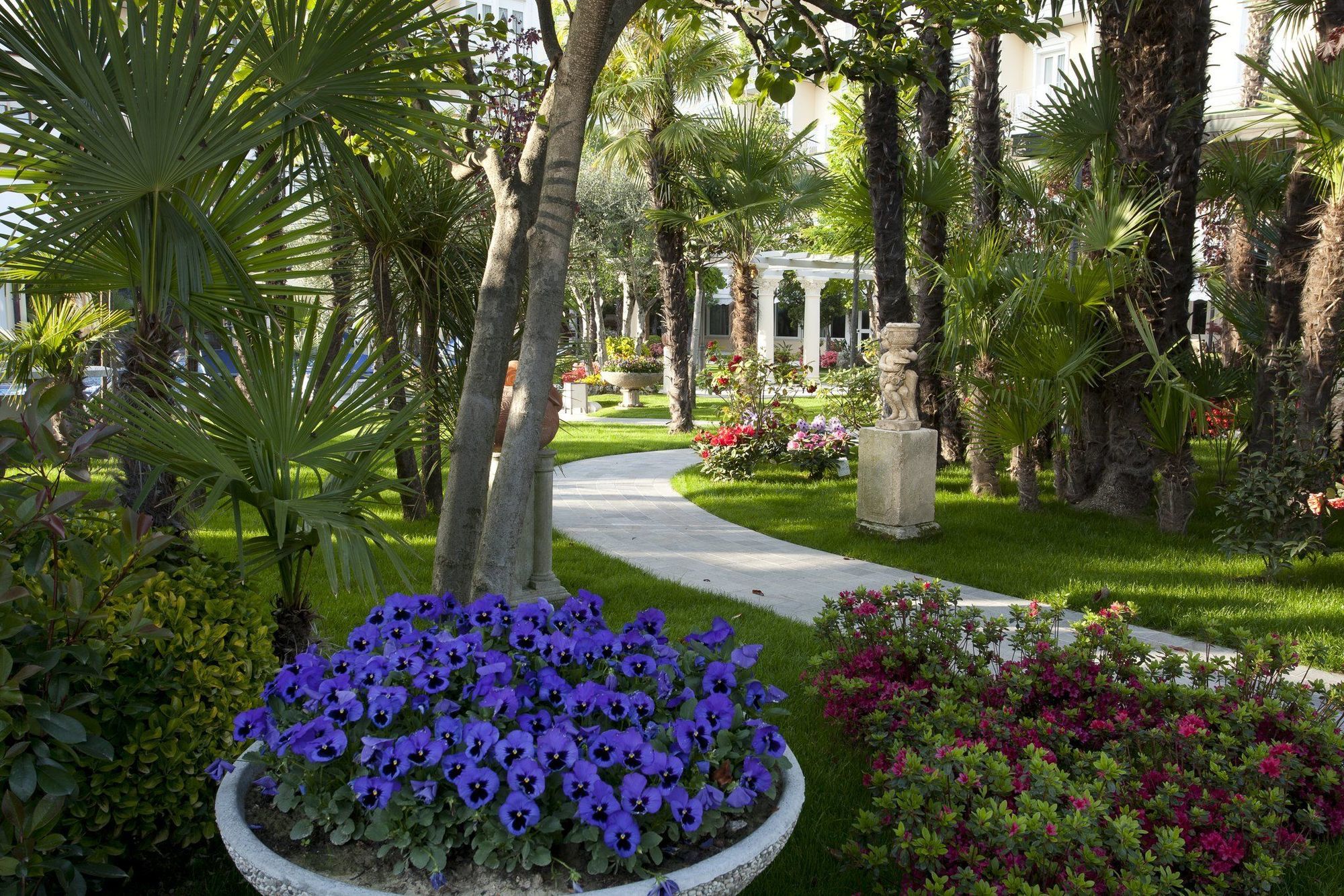 Grand Hotel Trieste & Victoria Abano Terme Bagian luar foto The gardens of the hotel