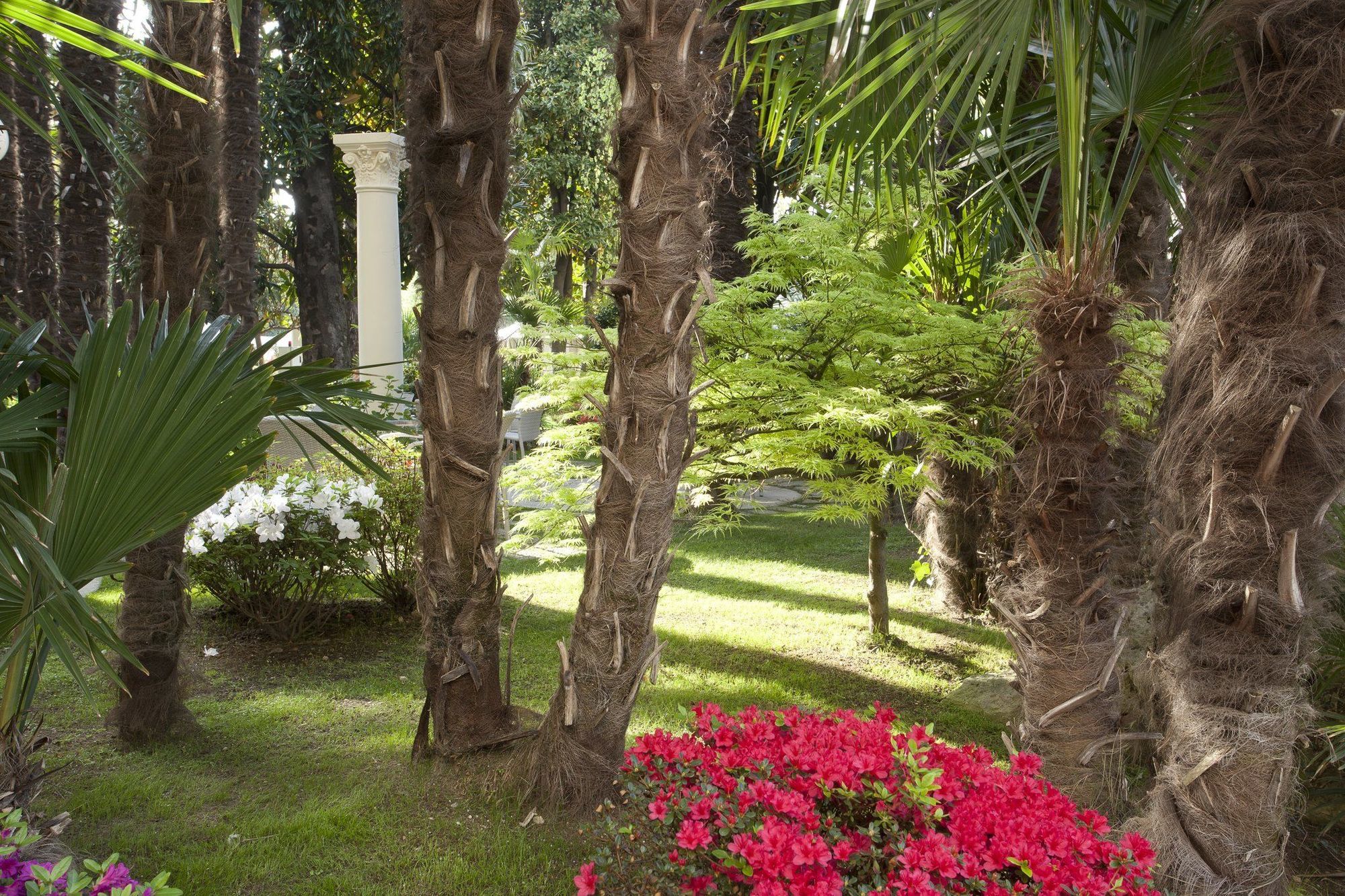 Grand Hotel Trieste & Victoria Abano Terme Bagian luar foto The gardens of the Villa Durazzo-Pallavicini