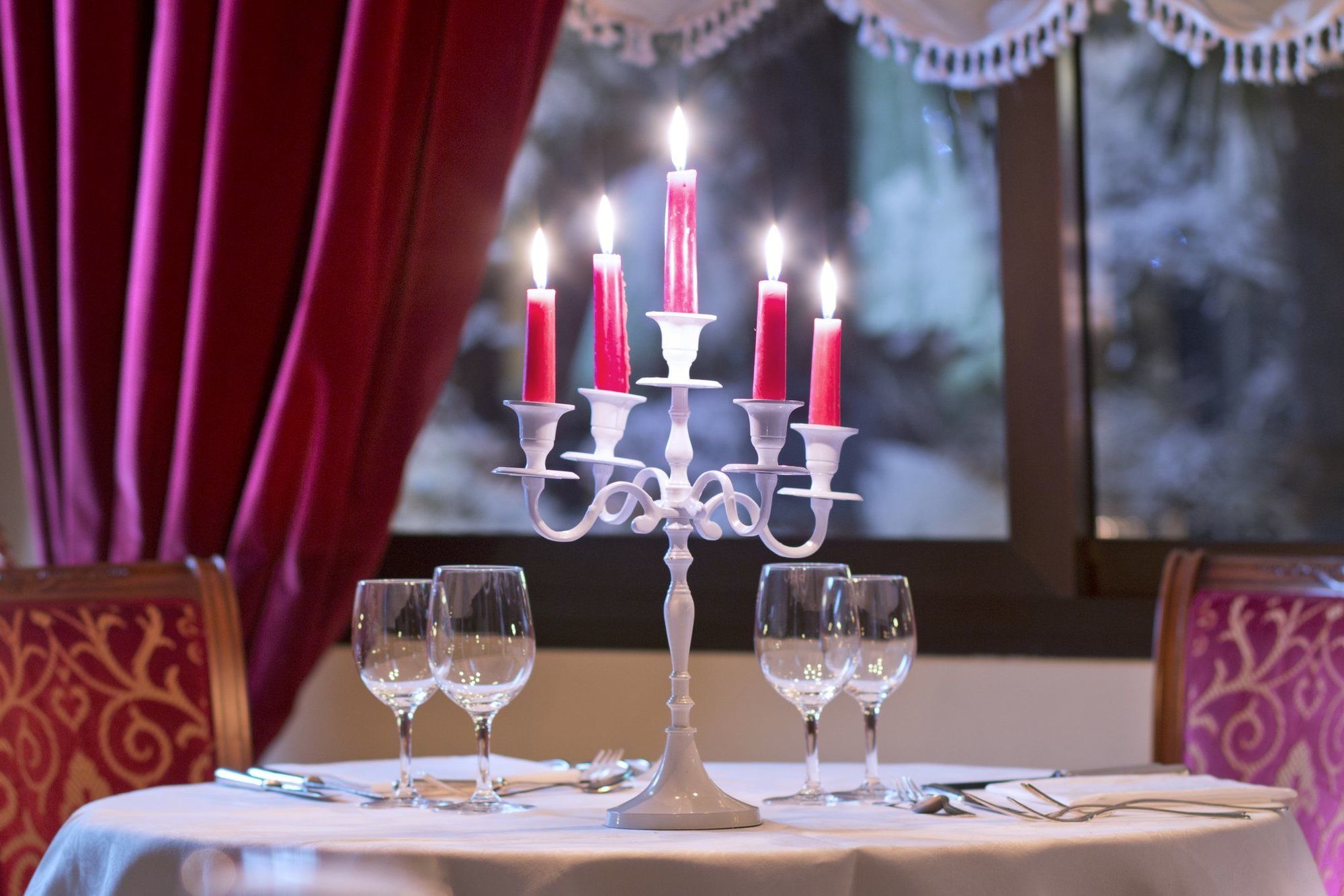 Grand Hotel Trieste & Victoria Abano Terme Restoran foto A candelabra with five candle holders