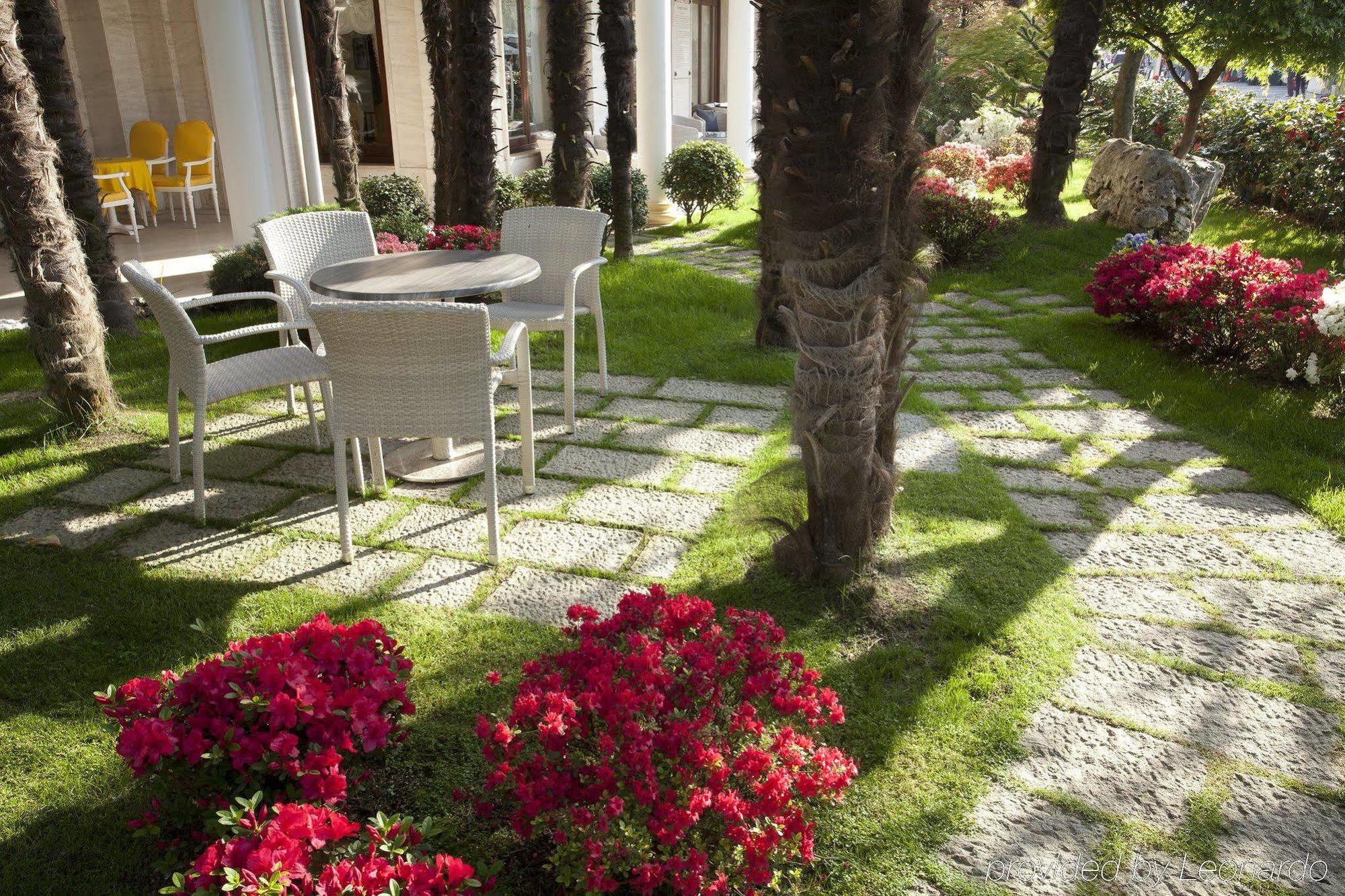 Grand Hotel Trieste & Victoria Abano Terme Bagian luar foto The garden of the villa