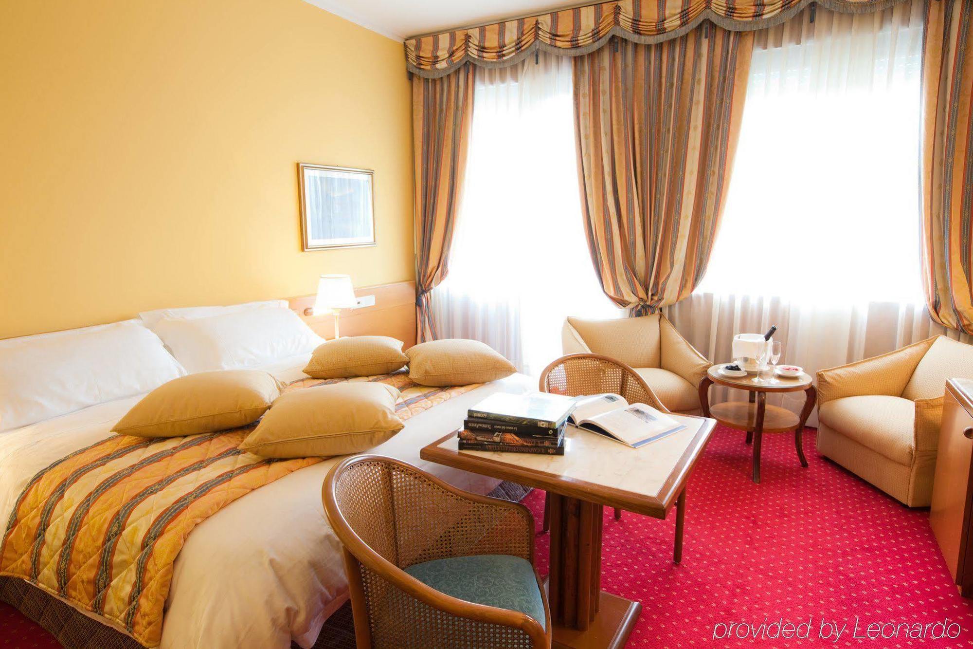 Grand Hotel Trieste & Victoria Abano Terme Bagian luar foto A room at the hotel